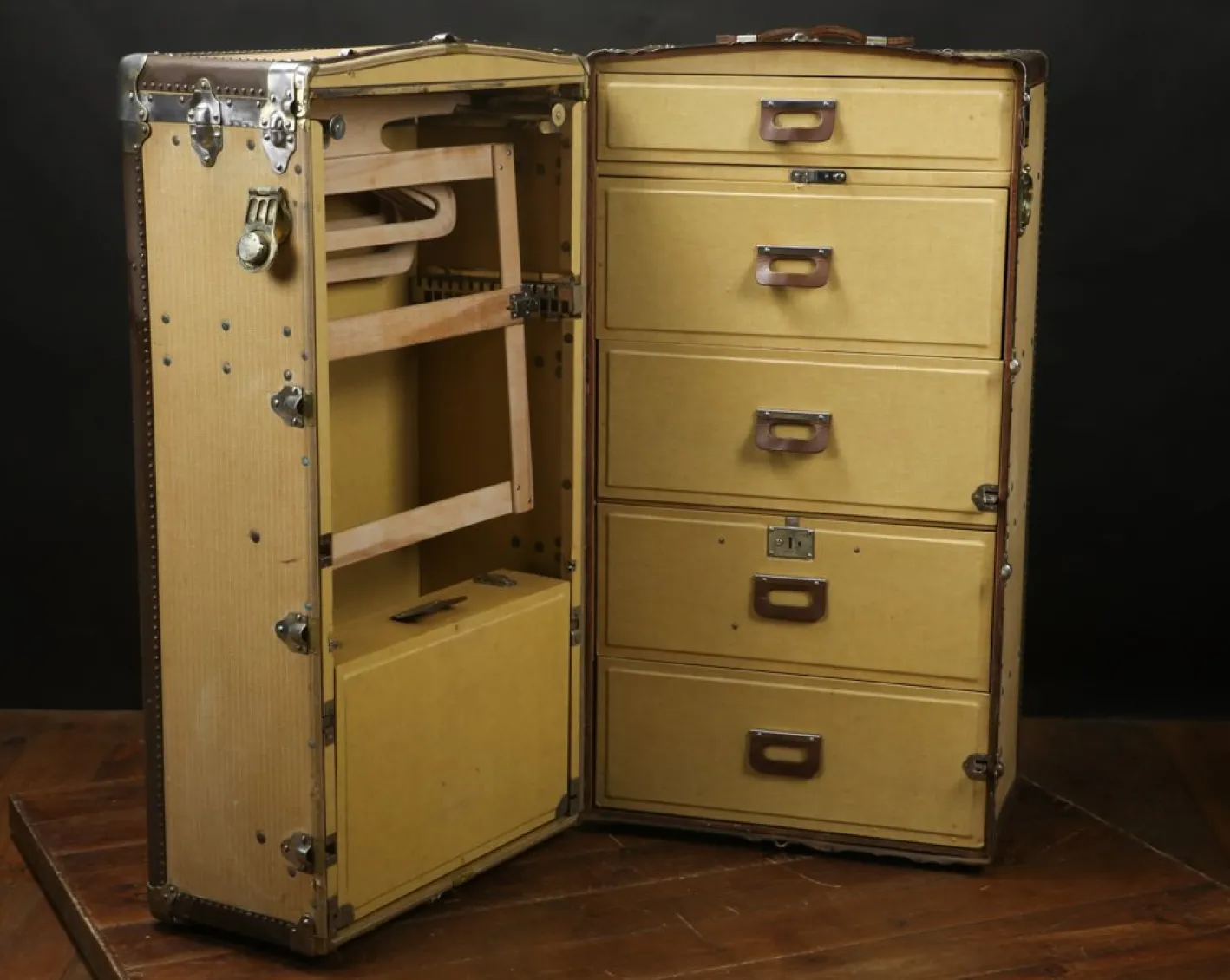 Kleiderschrank von Oshkosh, 1920er