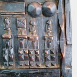 Kleine geschnitzte Getreidespeichertür, 1970er