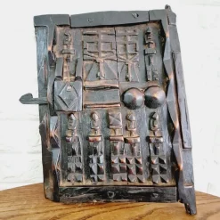 Kleine geschnitzte Getreidespeichertür, 1970er