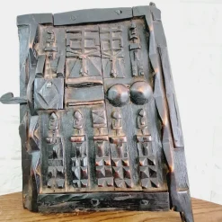 Kleine geschnitzte Getreidespeichertür, 1970er