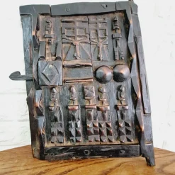 Kleine geschnitzte Getreidespeichertür, 1970er
