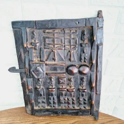 Kleine geschnitzte Getreidespeichertür, 1970er
