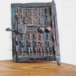 Kleine geschnitzte Getreidespeichertür, 1970er