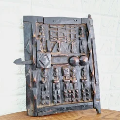 Kleine geschnitzte Getreidespeichertür, 1970er