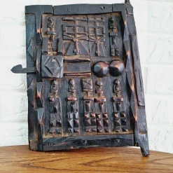 Kleine geschnitzte Getreidespeichertür, 1970er