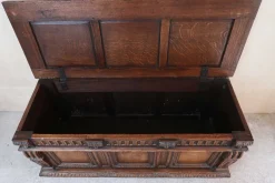 Kleine Kommode aus geschnitzter Eiche im Stil der Renaissance, 1920
