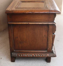 Kleine Kommode aus geschnitzter Eiche im Stil der Renaissance, 1920