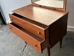 Kleine Mid-Century Kommode mit Spiegel, 1960er