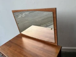 Kleine Mid-Century Kommode mit Spiegel, 1960er