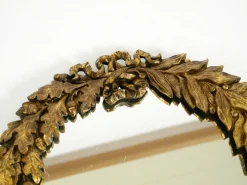Kleiner französischer Mid-Century Modern Wandspiegel mit verziertem Messingrahmen, 1950er