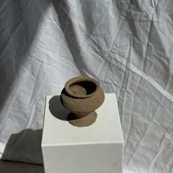 Kleiner indonesischer brutalistischer Sockeltopf, 1980er Jahre