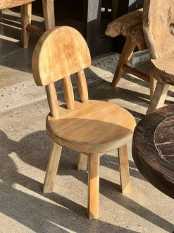 Kleiner Kinderstuhl aus Teak naturblond mit Drei-Stangen-Rückenlehne