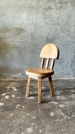 Kleiner Kinderstuhl aus Teak naturblond mit Drei-Stangen-Rückenlehne