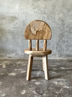 Kleiner Kinderstuhl aus Teak naturblond mit Drei-Stangen-Rückenlehne