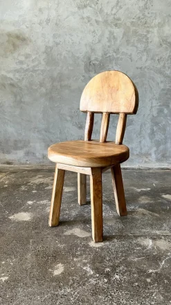 Kleiner Kinderstuhl aus Teak naturblond mit Drei-Stangen-Rückenlehne