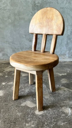Kleiner Kinderstuhl aus Teak naturblond mit Drei-Stangen-Rückenlehne