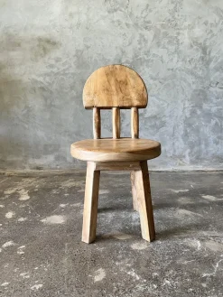 Kleiner Kinderstuhl aus Teak naturblond mit Drei-Stangen-Rückenlehne