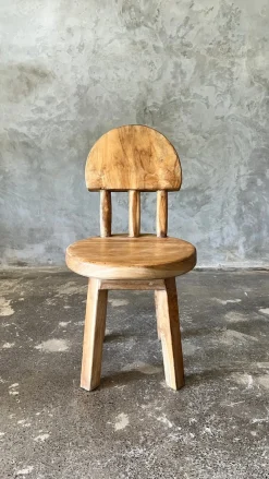 Kleiner Kinderstuhl aus Teak naturblond mit Drei-Stangen-Rückenlehne