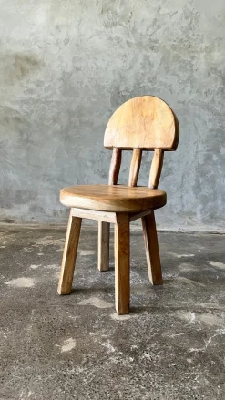 Kleiner Kinderstuhl aus Teak naturblond mit Drei-Stangen-Rückenlehne