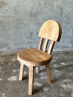 Kleiner Kinderstuhl aus Teak naturblond mit Drei-Stangen-Rückenlehne