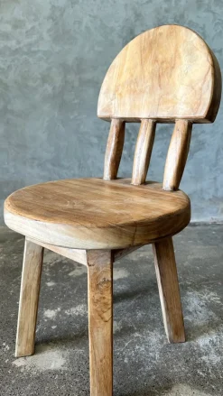 Kleiner Kinderstuhl aus Teak naturblond mit Drei-Stangen-Rückenlehne