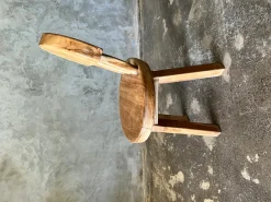 Kleiner Kinderstuhl aus Teak naturblond mit Drei-Stangen-Rückenlehne