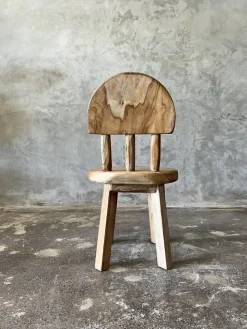Kleiner Kinderstuhl aus Teak naturblond mit Drei-Stangen-Rückenlehne