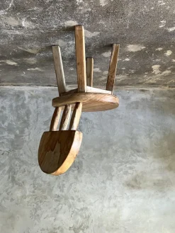 Kleiner Kinderstuhl aus Teak naturblond mit Drei-Stangen-Rückenlehne