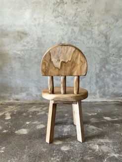 Kleiner Kinderstuhl aus Teak naturblond mit Drei-Stangen-Rückenlehne