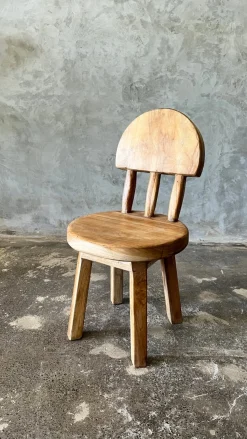 Kleiner Kinderstuhl aus Teak naturblond mit Drei-Stangen-Rückenlehne