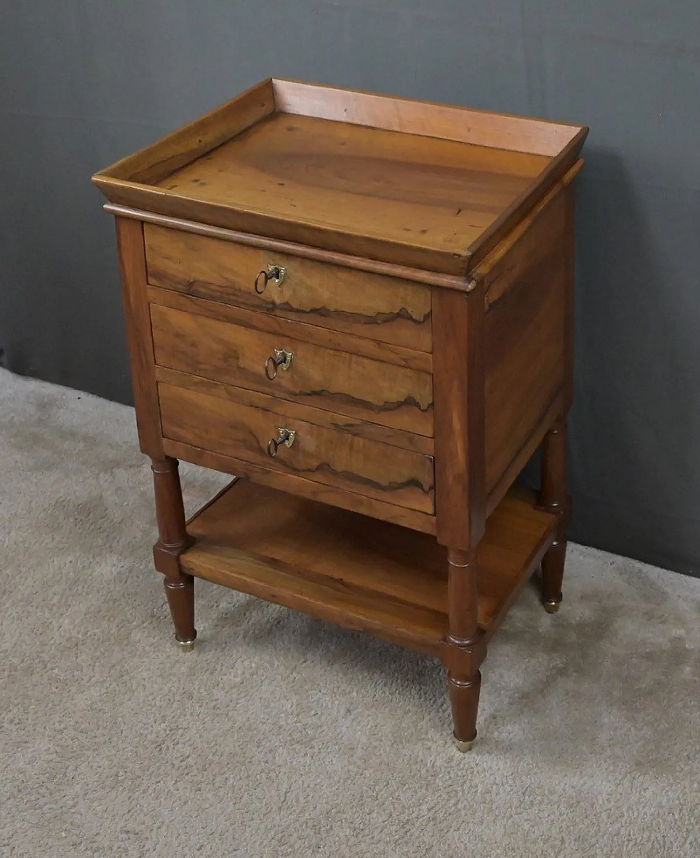 Kleiner Louis Philippe Beistelltisch aus Nussholz, 19. Jh