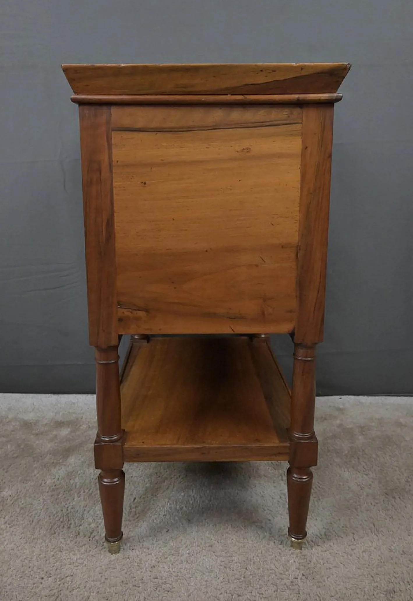 Kleiner Louis Philippe Beistelltisch aus Nussholz, 19. Jh