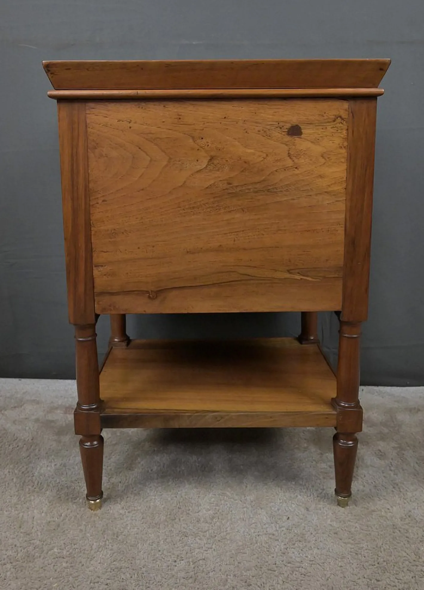 Kleiner Louis Philippe Beistelltisch aus Nussholz, 19. Jh