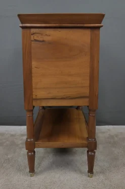 Kleiner Louis Philippe Beistelltisch aus Nussholz, 19. Jh