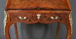 Kleiner Louis XV Damenschreibtisch mit Intarsien, frühes 20. Jh