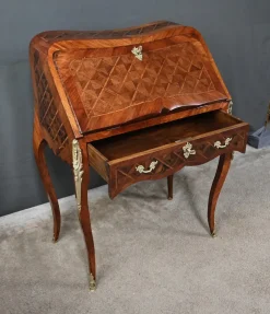 Kleiner Louis XV Damenschreibtisch mit Intarsien, frühes 20. Jh