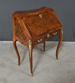Kleiner Louis XV Damenschreibtisch mit Intarsien, frühes 20. Jh