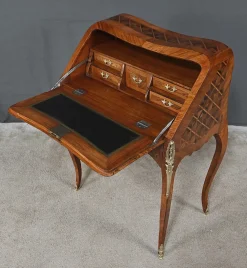 Kleiner Louis XV Damenschreibtisch mit Intarsien, frühes 20. Jh
