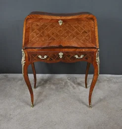 Kleiner Louis XV Damenschreibtisch mit Intarsien, frühes 20. Jh