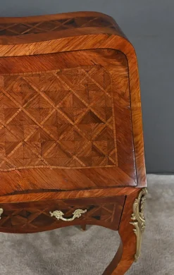 Kleiner Louis XV Damenschreibtisch mit Intarsien, frühes 20. Jh