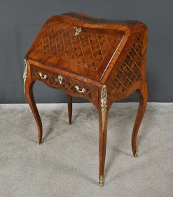 Kleiner Louis XV Damenschreibtisch mit Intarsien, frühes 20. Jh