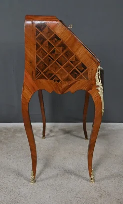 Kleiner Louis XV Damenschreibtisch mit Intarsien, frühes 20. Jh