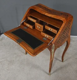 Kleiner Louis XV Damenschreibtisch mit Intarsien, frühes 20. Jh
