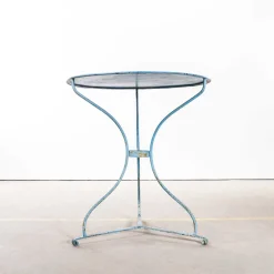 Kleiner runder französischer Beistelltisch aus hellblauem Metall, 1950er