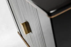 Kleiner Schrank von Magdalena Tekieli