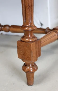 Kleiner Schreibtisch aus Nussholz, 1920er