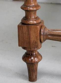 Kleiner Schreibtisch aus Nussholz, 1920er