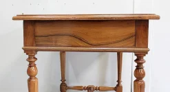 Kleiner Schreibtisch aus Nussholz, 1920er