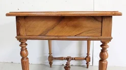 Kleiner Schreibtisch aus Nussholz, 1920er