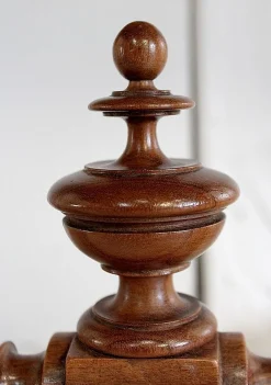 Kleiner Schreibtisch aus Nussholz, 1920er